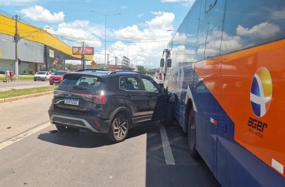 Acidente entre dois ônibus e um carro deixa duas pessoas feridas em VG 