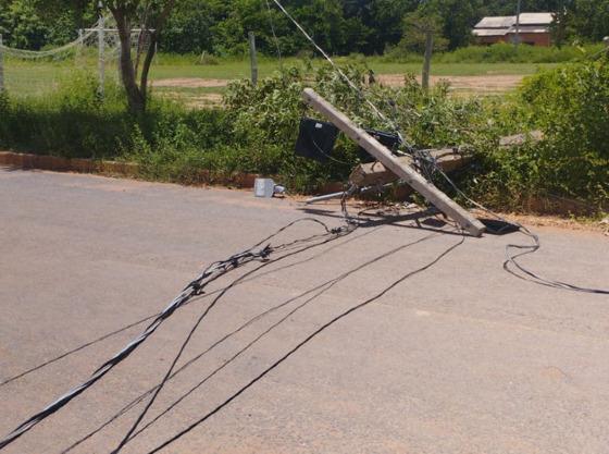 Caminhão derruba poste de energia e deixa estrago de fiação em rua de VG