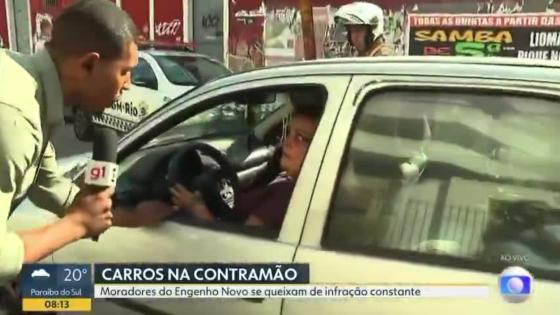 Mulher é multada durante ao vivo e reconhece erro: "Eu sei que eu estou errada"