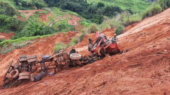 Motorista perde controle, colide contra máquinas e cai em barraco.