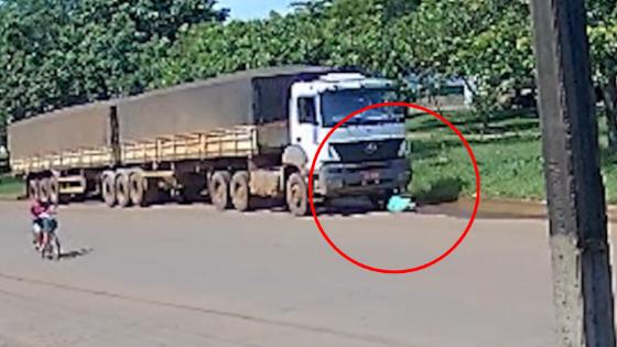 Idosa fica ferida após ser derrubada e atropelada por carreta.