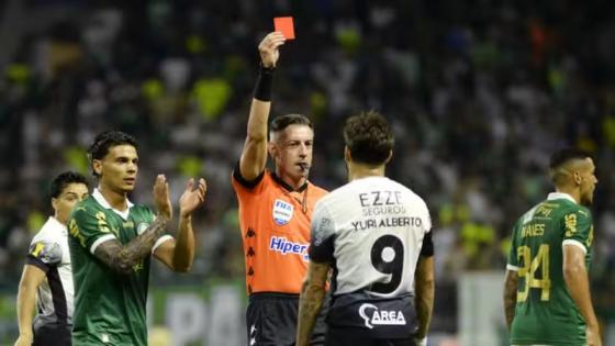 Palmeiras vacila, perde pênalti nos acréscimos e deixa Corinthians sair no lucro no Dérbi