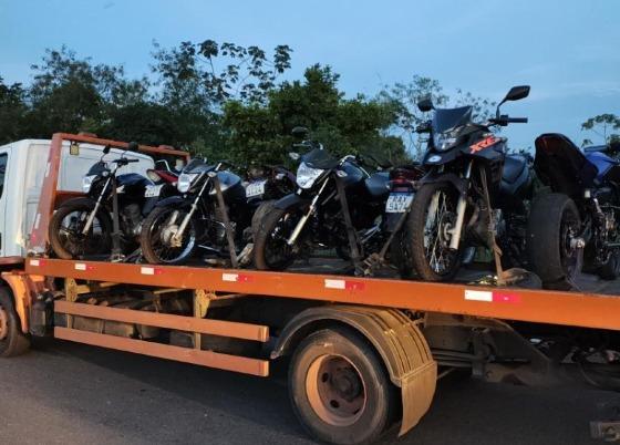 Motocicletas são removidas em rua conhecida como "rua do grau" em Cuiabá 