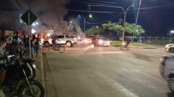 Moradores fecham Filinto Müller em forma de protesto por falta de água em VG.