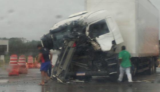 Acidente entre carreta e caminhão deixa um ferido na BR-163