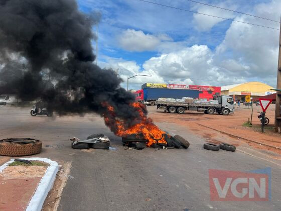 Moradores da região do São Mateus fecham avenida de VG em forma de protesto pela falta de água 