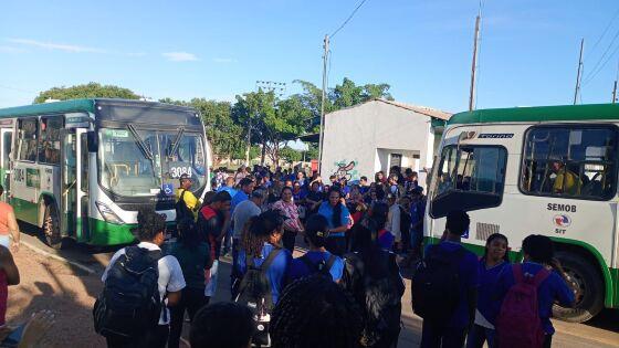 Trabalhadores e estudantes ficam sem transporte coletivo após apreensão de ônibus em Cuiabá 