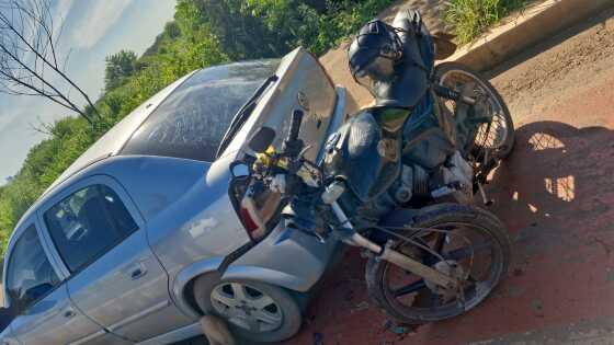 Idoso fica ferido após colidir moto na traseira de carro.