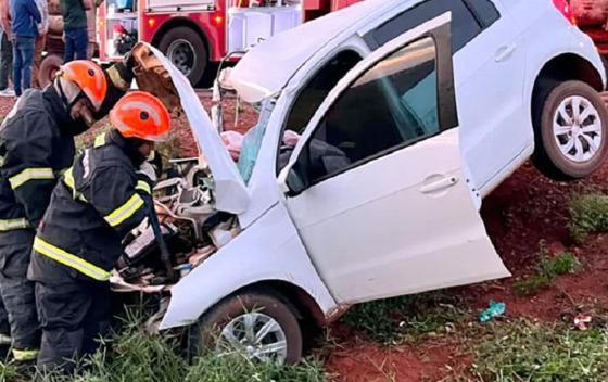 Acidente entre carreta carregada de tora e carro deixa um morto na MT-220