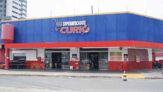 Criminosos invadem supermercado e arrombam cofre em Cuiabá.