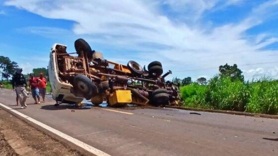 Motorista morre após perder controle e tombar caminhão.