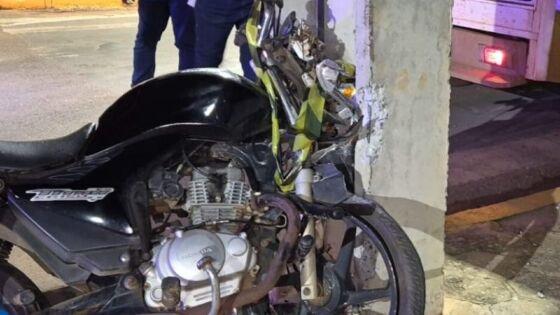 Jovem morre após perder controle de motocicleta e colidir contra poste.