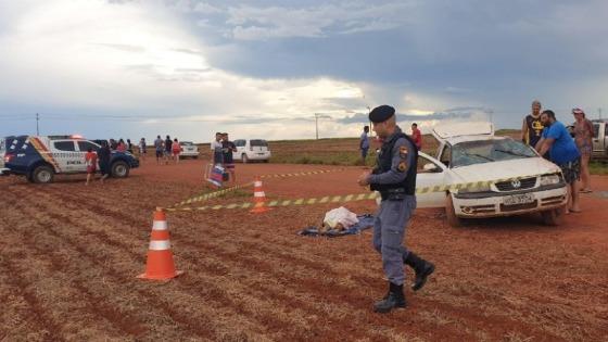 Mulher morre ao ser arremessada de carro após capotamento 