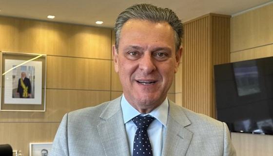 Ministro Carlos Fávaro pode deixar o governo em meio a embate sobre imposto de exportação