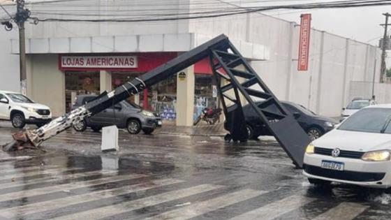 Semáforo próximo à praça cai após chuva em VG.