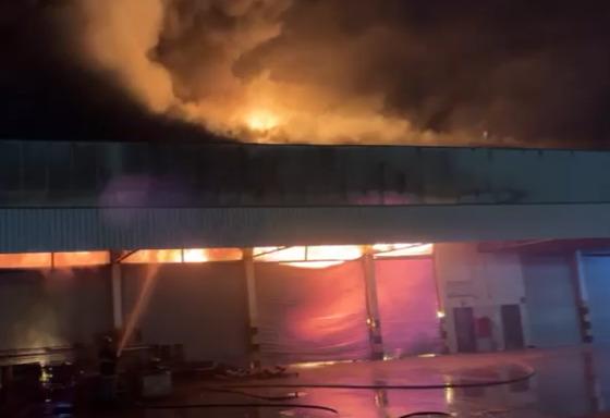 Incêndio de grandes proporções atinge depósito de supermercado em Cuiabá