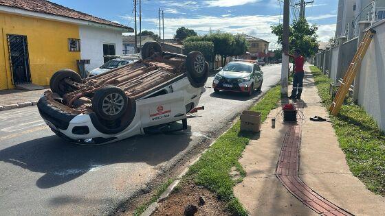 Carro capota após motorista não respeitar placa de "Pare" em VG