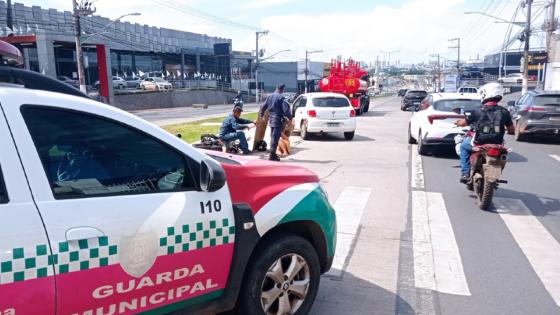 Motociclista não consegue frear e colida contra carro na avenida da FEB.