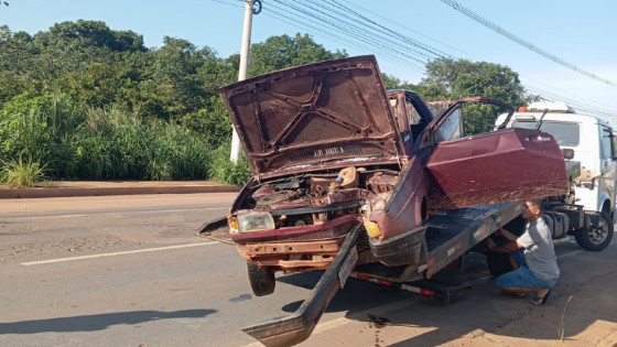 Homem fica ferido após colidir contra poste em VG.