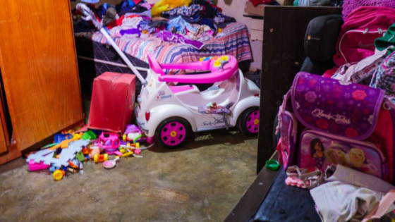 Casa onde adolescente foi morta tinha sujeira acumulada e itens de criança.