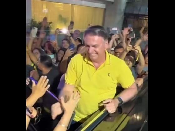 Bolsonaro afirma que "não deu ordem para nada" e promete ser "um problema" para adversários