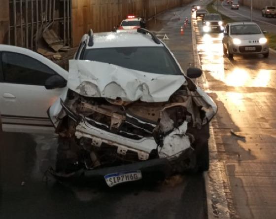 Mulher fica ferida após carro aquaplanar e colidir contra parede na trincheira do Zero Km 