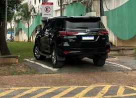 Carro de luxo, locado pela Prefeitura e usado por Moretti, leva duas multas em 2 minutos 