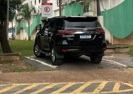 Carro de luxo, locado pela Prefeitura e usado por Moretti, leva duas multas em 2 minutos 