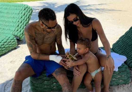 Neymar curte dia de praia com Biancardi e Mavie após polêmica de suposta traição