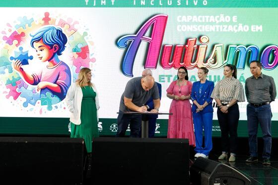 Prefeito assina termo para criação do primeiro Centro de Referência para Pessoas com Autismo em Cuiabá