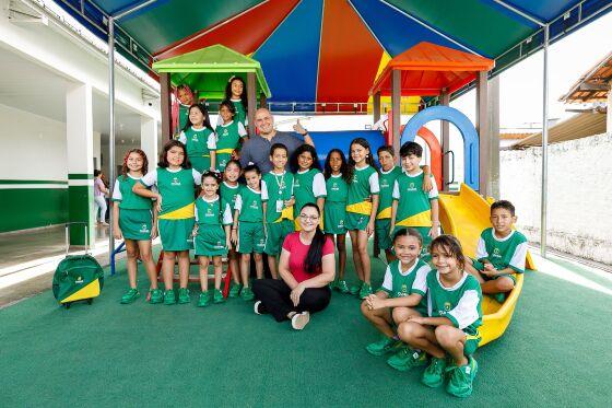 Prefeito de Cuiabá entrega uniformes escolares e inicia distribuição para mais de 59 mil alunos