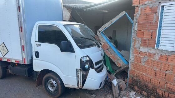Caminhão colide contra casa e quase atinge criança em VG.