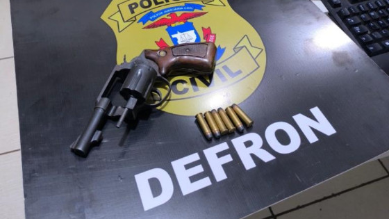 Suspeito é preso e menor apreendido por matar adolescente na frente da mãe