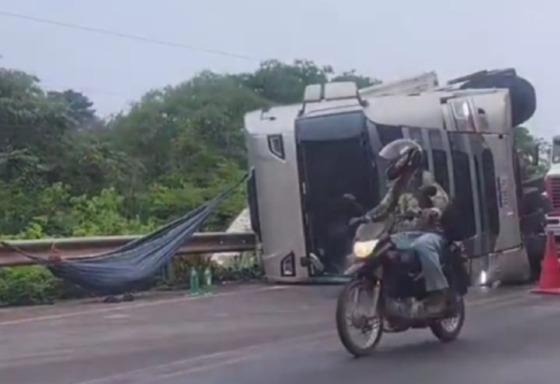 Motorista descansa em rede amarrada a caminhão 