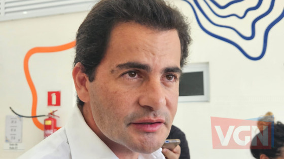 Secretário afirma que deputada se posiciona como oposição ao governo com críticas duras e sem diálogo