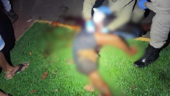 Jovem é esfaqueado e deixa rastros de sangue pela rua.