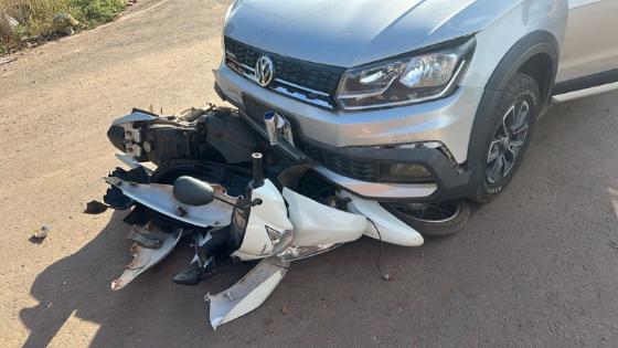 Acidente entre carro e moto deixa jovem ferida em VG