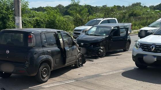 Homem embriagado colide com carro e é detido em VG