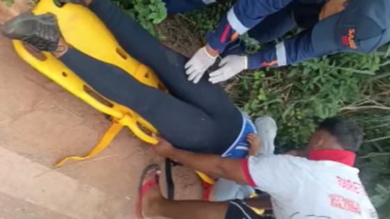 Motociclista fica ferida após atropelar cachorro em VG.
