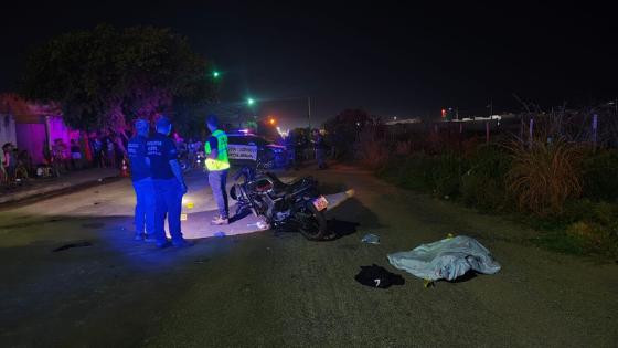 Jovens morrem após grave acidente entre motocicletas e carro em Cuiabá.