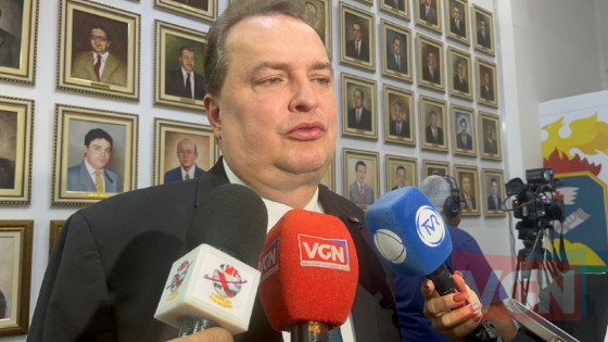 Max Russi: “Bancos roubaram nossos servidores com taxas abusivas”