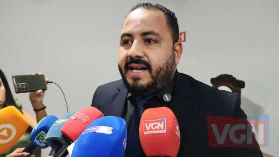 Vereador acusa prefeito Abílio de fazer marketing com fake news sobre material escolar