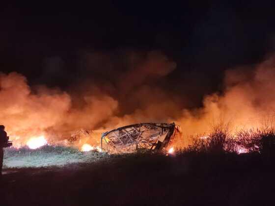 Incêndio de grandes proporções atinge ferro-velho em Cuiabá.