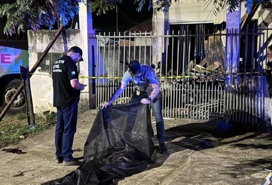 Acidente entre ônibus e carro deixa um morto e seis feridos; casa é destruída 