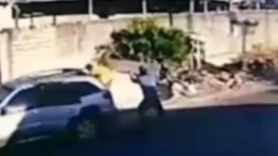 Jovem é executado a tiros após emboscada na frente de casa.