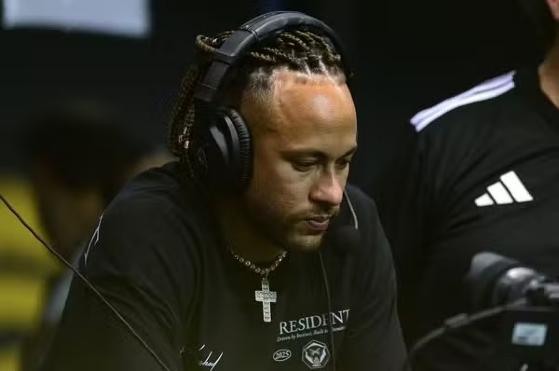 Neymar fica perto de retorno às vésperas de mês decisivo para seu futuro