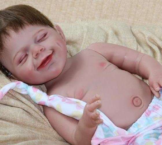Projeto proíbe atendimento a bebês reborn no SUS para evitar “fila com bonecos”