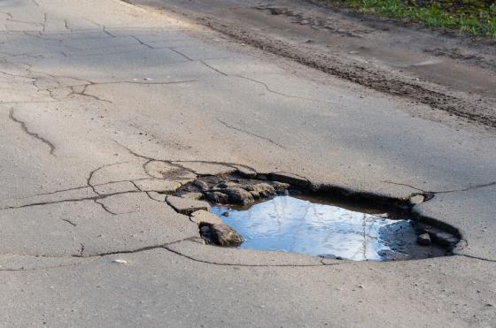 Motorista aciona Justiça após buraco danificar carro em VG
