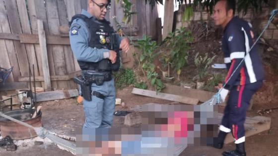 Homem é morto a facadas ao defender mulher de agressões do filho.