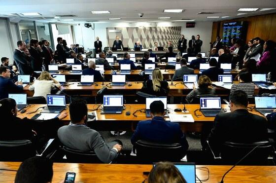 Aprovaram ainda a unificação das eleições a partir de 2034 e fim da renovação alternada do Senado